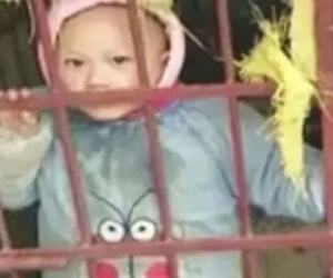 Ham mê trò đỏ đen, mẹ nhốt con vào chuồng chó để tránh bị làm phiền