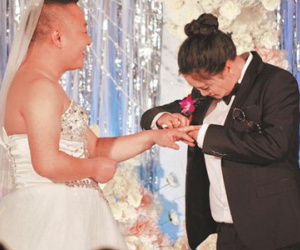 Hy hữu đám cưới cô dâu và chú rể đổi trang phục cho nhau