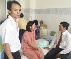 Sản phụ đi sinh bất ngờ rớt xuống dòng lũ dữ, đẻ rớt ngay trên đường