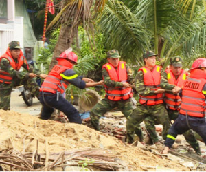 200 chiến sĩ vật lộn với dòng nước lũ, trục vớt tàu cá