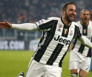 Higuain ghi bàn duy nhất, Juventus thắng trận đại chiến Roma