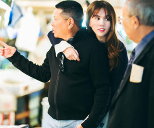 Ngọc Trinh ôm chặt bạn trai 72 tuổi ở Nhật