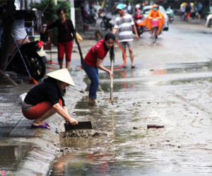 Người Hội An tất bật dọn rác sau lũ lụt