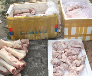 Phát hiện hàng ngàn con chim cút, hàng trăm chân giò heo thối trên xe khách