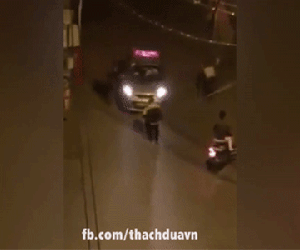 Quỳ gối xin lỗi cô gái bất thành, thanh niên xông ra đập phá xe taxi đang chở sản phụ đi đẻ