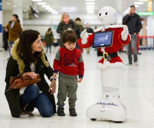 Sân bay Anh dùng robot biết đi để giải trí cho khách