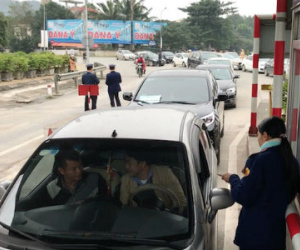 Tài xế mang nhiều tệp tiền lẻ 500 đồng, nhân viên trạm thu phí cầu Bến Thủy chia nhau đếm