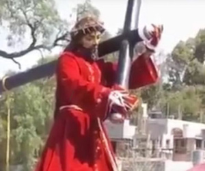 Tượng chúa Jesus “ngẩng đầu” khi đang hành lễ?