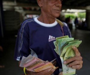 Venezuela gia hạn lưu thông tiền cũ sau hỗn loạn