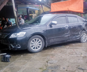 Xe Camry đậu bên đường bị xe khách tông văng hơn 3m