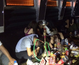 33 nam thanh nữ tú đang “bay” trong quán karaoke bị công an tóm gọn