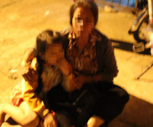 Bà ôm cháu tháo chạy khỏi quán cà phê bốc cháy dữ dội lúc nửa đêm