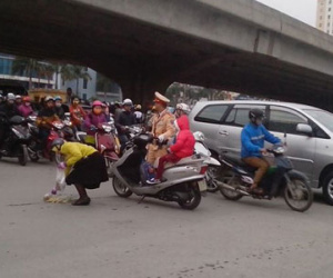 "Cháu ngồi im kẻo ngã đấy!" - CSGT nhắc bé gái trên xe khi thấy người mẹ nhặt cam rơi trên đường