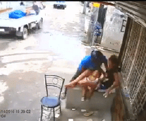 Clip: Tên cướp giật điện thoại từ tay người mẹ khiến em bé ngã đập đầu xuống đất ở SG