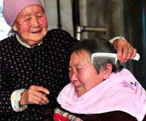 Mẹ chồng gần 30 năm chăm con dâu bị liệt