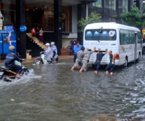 Phố Tây ở Nha Trang ngập sâu sau mưa lớn