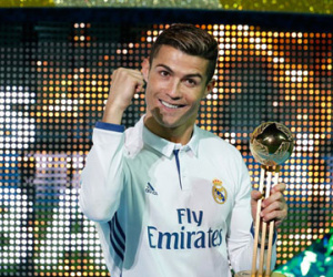 Ronaldo xua tay đuổi phóng viên để có những bức ảnh hoàn hảo nhất