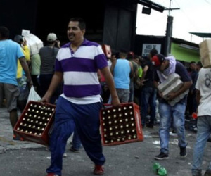 Venezuela bắt giữ hàng trăm người trong khủng hoảng đổi tiền