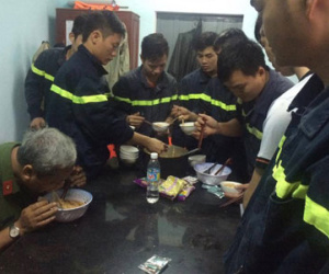 Bức ảnh lay động mùa lũ: Các chiến sĩ PCCC tranh thủ ăn mì tôm lấy sức cứu trợ đồng bào miền Trung