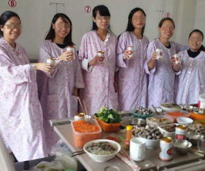 Chị em phát cuồng với "team chờ đẻ" ăn lẩu uống bia chụp hình kỉ niệm, bình tĩnh nhất "vịnh Bắc Bộ"