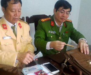 CSGT tìm chủ nhân túi đồ chứa nhiều vàng và đá quý