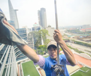 Cược mạng sống với nghề lau kính nhà cao tầng ở Sài Gòn