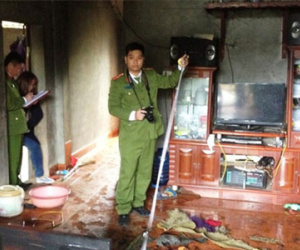 Đi nhậu về bị vợ cằn nhằn, chồng đổ xăng châm lửa đốt nhà