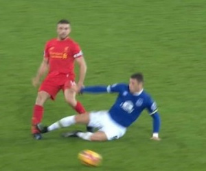 Đội trưởng Liverpool suýt gãy chân vì cú đạp thô bạo
