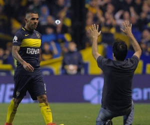 Fan quỳ gối xin Tevez đừng tới Trung Quốc
