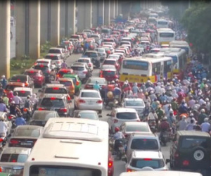 Giao thông HN lộn xộn, sao phải "ưu ái" buýt nhanh?