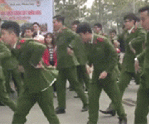 Nam sinh Cảnh sát nhảy hết mình trên nền nhạc sôi động