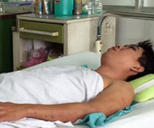 Người cha 2 giờ lấy thân che cho con khi 10 căn nhà đổ sập