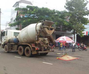 Nữ nhân viên ngân hàng ngã ra đường bị xe chở bê tông cán
