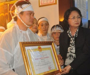Truy tặng Huân chương lao động hạng Nhì cho đại biểu Ngô Văn Minh