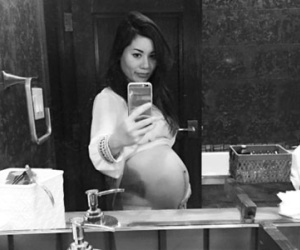 Vợ Đan Trường khoe bụng bầu 8 tháng tròn vo