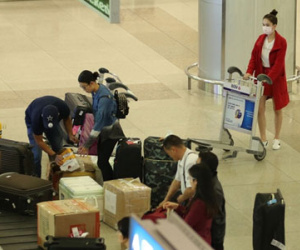 Vừa trở về từ Mỹ sau khi công khai tình yêu, Ngọc Trinh đã bị rạch hành lí ở sân bay