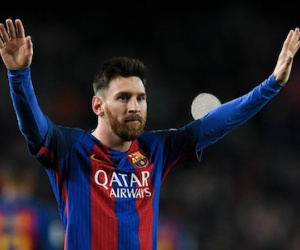 Barca sốt sắng "trói" Messi, lương cao hơn Tevez?