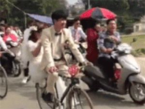 Màn rước dâu cực dễ thương bằng dàn "ngựa sắt Thống Nhất màu xanh" ở Hà Nội