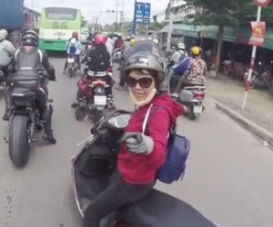 Cô gái chặn đầu mắng biker: "Chạy xe phải có não"