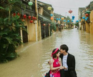 Giữa Hội An mênh mông nước lũ, cặp đôi này vẫn có một bộ ảnh cưới để đời