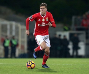 Lộ hợp đồng MU ký với Lindelof