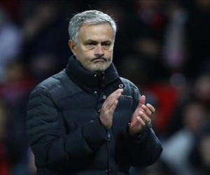 M.U bất ngờ muốn gia hạn thêm với Mourinho