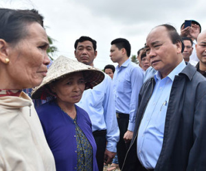 Thủ tướng thăm hỏi người dân vùng lũ Bình Định