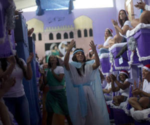 Tù nhân Brazil thi trang trí Giáng sinh để có phòng tắm mới