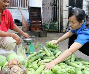 Xăng tăng giá mạnh, lo hàng tết ăn theo