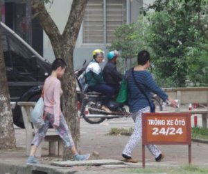Cha của bé gái bị mẹ "nhốt": Tôi muốn gặp con cũng chỉ được nhìn qua khe cửa...