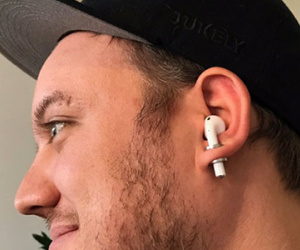 Fan cuồng khoét lỗ tai để tránh làm mất Apple AirPods