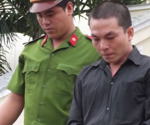 Mặc vợ van xin, chồng vẫn trút dao để thỏa cơn ghen