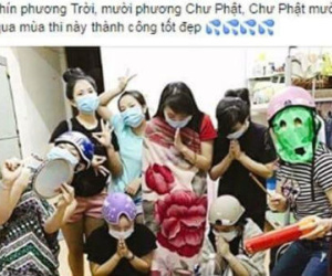 Nhóm nữ sinh bị ném đá vì lập đàn cầu thi tốt
