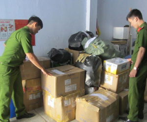 Pha hóa chất với bột màu rồi trộn đều thành... kem dưỡng trắng
